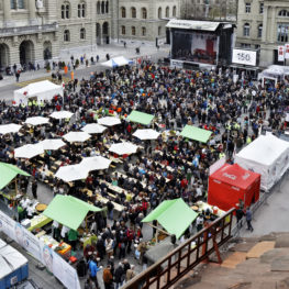 Tetra Tech Veranstaltungstechnik AG_Referenzen_150 Jahre Schweizerisches Rotes Kreuz_Konzert Nubya und Greis_Aufbau_Regie_Foto by André Albrecht_Aufbau_Abbau_Bundesplatz Bern