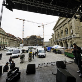 Tetra Tech Veranstaltungstechnik AG_Referenzen_150 Jahre Schweizerisches Rotes Kreuz_Konzert Nubya und Greis_Aufbau_Regie_Foto by André Albrecht_Aufbau_Abbau_Bundesplatz Bern