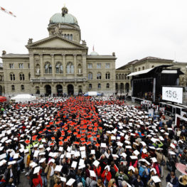 Tetra Tech Veranstaltungstechnik AG_Referenzen_150 Jahre Schweizerisches Rotes Kreuz_Konzert Nubya und Greis_Aufbau_Regie_Foto by André Albrecht_Aufbau_Abbau_Bundesplatz Bern